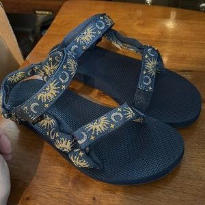 Women’s stars and moon teva so 9